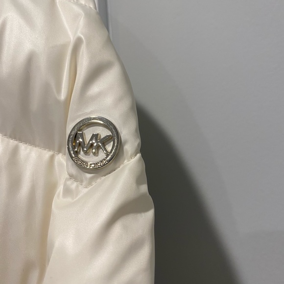 Michael Kors White Cream Mid Size Puffer Jacket With Faux Fur Hood - Picture 5 of 11